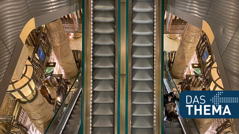 Leere Rolltreppe in einem Kaufhaus