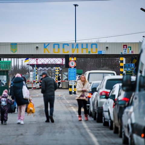 Fahrzeuge am ukrainisch-ungarischen Grenzübergang Kosson