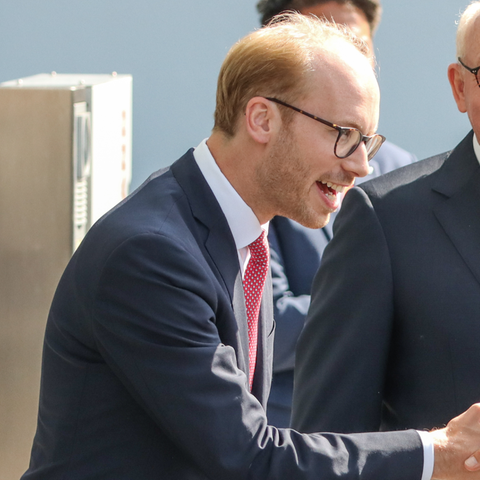 CEO Max Viessmann (l) und der frühere Unternehmensleiter Martin Viessmann (M) begrüßen 2022 Bundeskanzler Olaf Scholz (SPD). Scholz informierte sich bei der Firma Viessmann über Wärmepumpen und grüne Klimalösungen