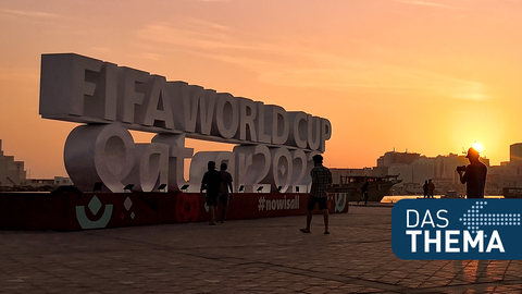WM Katar Logo vor einem Sonnenuntergang
