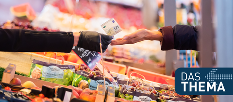 Obst- und Gemüsestand auf einem Wochenmarkt