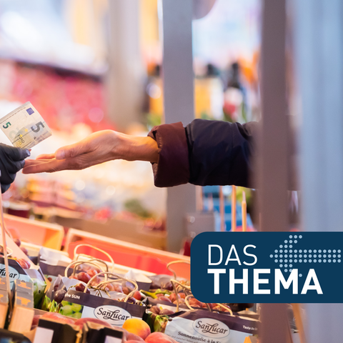 Obst- und Gemüsestand auf einem Wochenmarkt