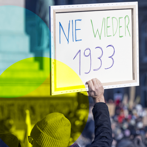 Ein Schild auf einer Demonstration mit der Aufschrift "Nie wieder 1933"