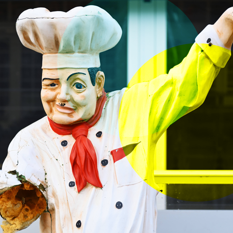 Eine Figur von einem Koch, die eigentlich ein Schild in der Hand halten sollte. Sie ist aber so kaputt, dass das nicht mehr geht