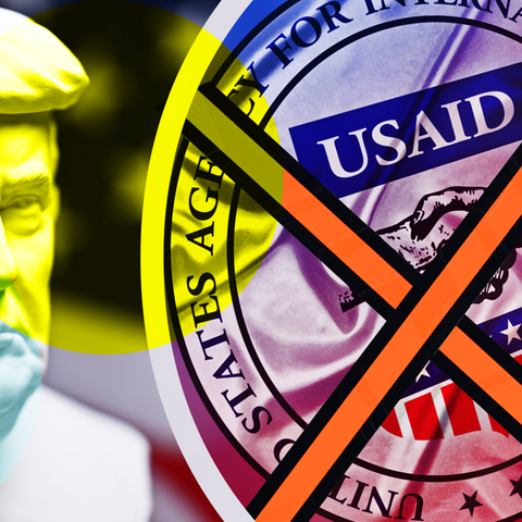Eine Büste von Donald Trump, daneben ein Schild mit der Aufschrift USAID, die Schrift ist durchgestrichen