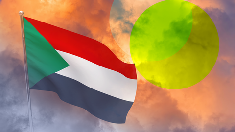 Die sudanesische Flagge, im Hintergrund Rauch und Feuer