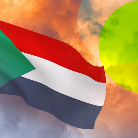 Die sudanesische Flagge, im Hintergrund Rauch und Feuer