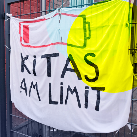 Ein Plakat mit der Aufschrift "Kitas am Limit"