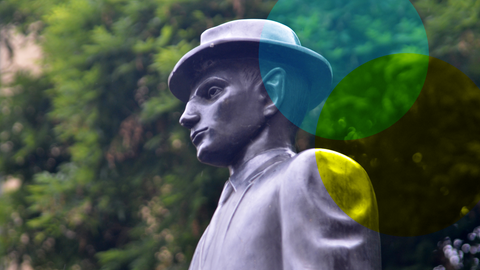 Eine Statue von Franz Kafka