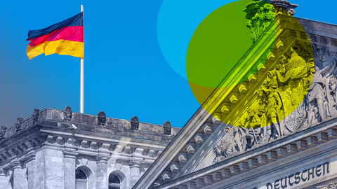 Eine Deutschland-Flagge in Berlin über dem Reichstag