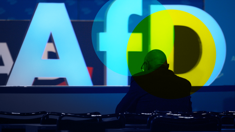Ein Delegierter der AfD wartet auf den Beginn der Europawahlversammlung