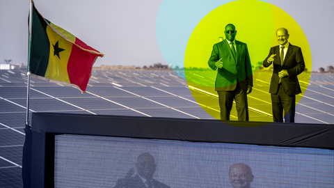 Bundeskanzler Olaf Scholz (SPD), nimmt 2022 neben Macky Sall, Präsident der Republik Senegal, an der Eröffnung einer Photovoltaikanlage in Diass teil. 
