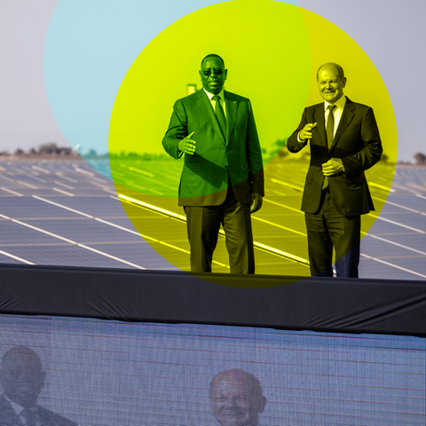 Bundeskanzler Olaf Scholz (SPD), nimmt 2022 neben Macky Sall, Präsident der Republik Senegal, an der Eröffnung einer Photovoltaikanlage in Diass teil. 