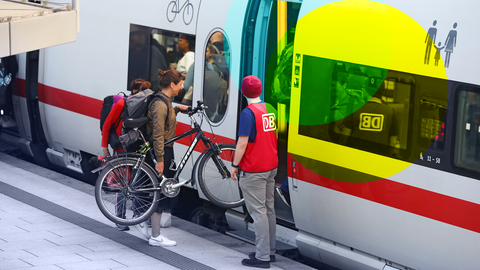 Fahrgäste warten am Hamburger Hauptbahnhof auf ihren Zug