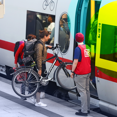 Fahrgäste warten am Hamburger Hauptbahnhof auf ihren Zug