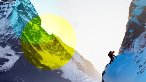 Ein Bergsteiger klettert auf einem Schneebedeckten Berg - Bild modifiziert mit der Adobe Firefly AI