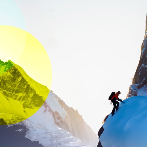 Ein Bergsteiger klettert auf einem Schneebedeckten Berg - Bild modifiziert mit der Adobe Firefly AI