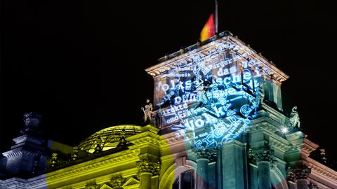 Eine "Begriffswolke" zum Thema Demokratie - Licht-Kunst-Aktion des Vereins "Mehr Demokratie e.V." am Reichstag in Berlin im Jahr 2013