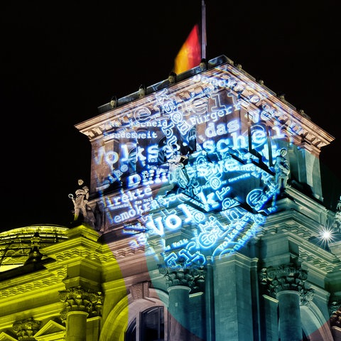 Eine "Begriffswolke" zum Thema Demokratie - Licht-Kunst-Aktion des Vereins "Mehr Demokratie e.V." am Reichstag in Berlin im Jahr 2013