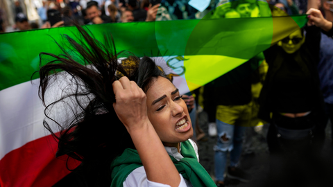 Eine Frau neben einer iranischen Fahne während einer Demonstration vor der iranischen Botschaft in der Türkei nach dem Tod der Iranerin Mahsa Amini.