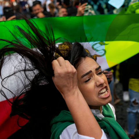 Eine Frau neben einer iranischen Fahne während einer Demonstration vor der iranischen Botschaft in der Türkei nach dem Tod der Iranerin Mahsa Amini.