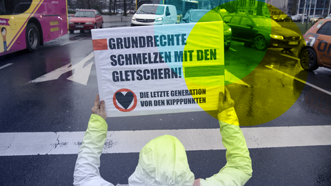 Mitglieder der Gruppe Letzte Generation blockieren stadtaus- und stadteinwärts den Ernst Reuter Platz mit einer Sitzblockade auf der Straße