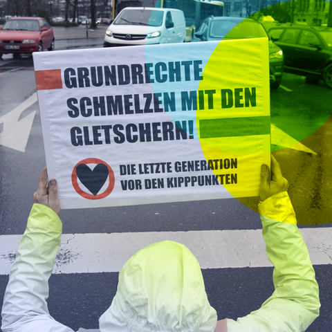 Mitglieder der Gruppe Letzte Generation blockieren stadtaus- und stadteinwärts den Ernst Reuter Platz mit einer Sitzblockade auf der Straße