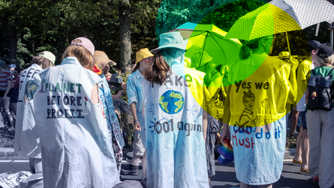 Klimaprotestierende machen mit Sprüchen auf den Klimawandel aufmerksam