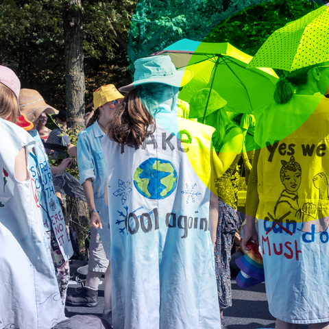 Klimaprotestierende machen mit Sprüchen auf den Klimawandel aufmerksam