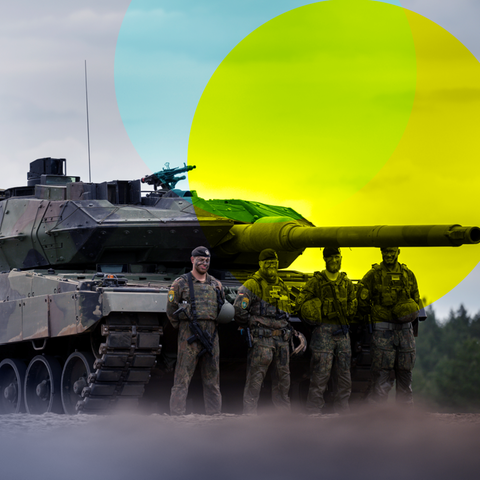 Soldaten vor einem Leopard-2-Panzer