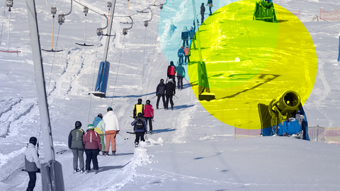 Wintersportler lassen sich mit dem Schlepplift «Hexenlift» am Wurmberg einen Abhang hinauf ziehen. 