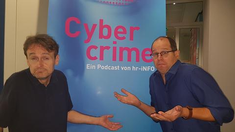 Oliver Günther und Henning Steiner vor dem Cybercrime Plakat