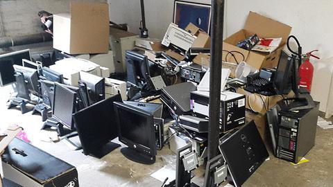 Computer, die nach der Hackerattacke im Lukaskrankenhaus in Neuss aussortiert werden mussten