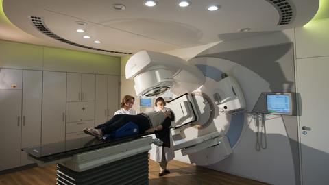 Eine Frau liegt auf einem Gerät zur Strahlentherapie im Lukaskrankenhaus in Neuss