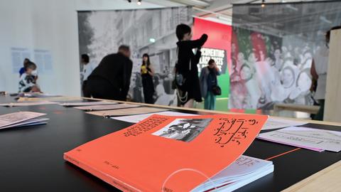 Auf einem Tisch im Fridericianum liegt eine Broschüre, die von der Initiative «Archives des luttes des femmes en Algérie» im Rahmen der documenta fifteen ausgestellt ist und weitere als antisemitisch kritisierte Motive enthält.