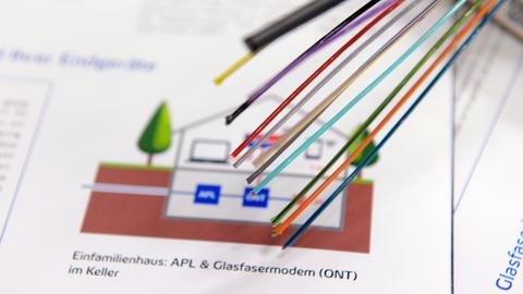 Ein Kabelpaket mit den Glasfaserkabelsträngen, die in die Häuser und Wohnungen verlegt werden liegt zur Info auf dem Tisch.