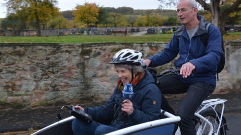 Brigitte Port im Lastenrad und Reporter Jens Borchers