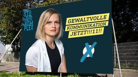 Auf dem Bild sieht man großes Wahlplakat auf der Straße auf dem die Hostin Anne den Betrachter vertrauenswürdig und offen anschaut. Als Wahlslogan steht: Gewaltvolle Kommunikation jetzt!!!11!!