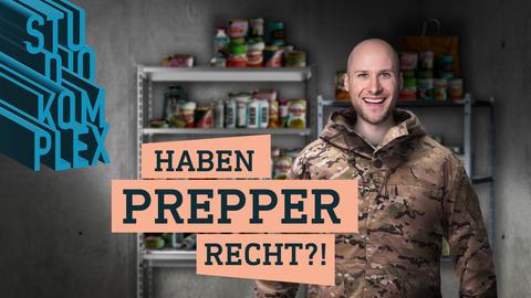 Der Host David trägt eine Tarnjacke und steht strahlend in seinem Keller. Hinter ihm stehen Regale mit Vorräten an Essen und allem was man in Notlagen braucht. Der Schriftzug über dem Bild: Haben Prepper recht?! 