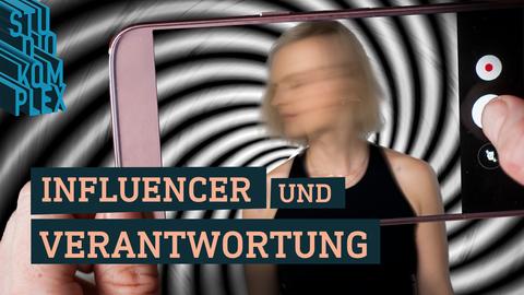 Das Bild scheint, als sei der Betrachter derjenige, der das Handy in den Händen hält und die Hostin Anne als Influencerin filmt. Es scheint, als bewege sie ihren Kopf sehr schnell zur Seite, da das Bild grafisch verwischt ist.