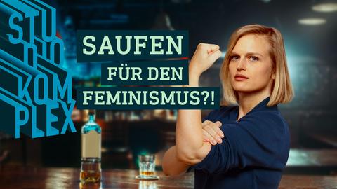 Anne-Katrin Eutin zeigt ihren Bizeps, hinter ihr sieht man eine Bar.