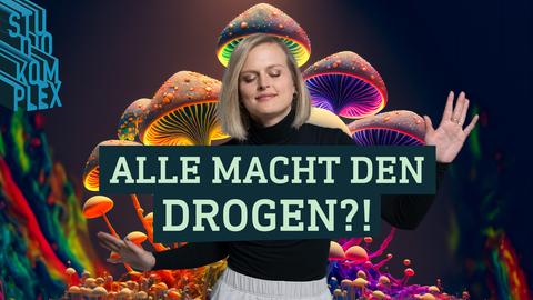 Die Hostin hat die Augen geschlossen und scheint in Trance zu sein. Im Hintergrund fliegen bunte Drogenpilze