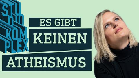 Die junge Hostin blickt verträumt nach oben, der Schriftzug "Es gibt keinen Atheismus" ist im Vordergrund