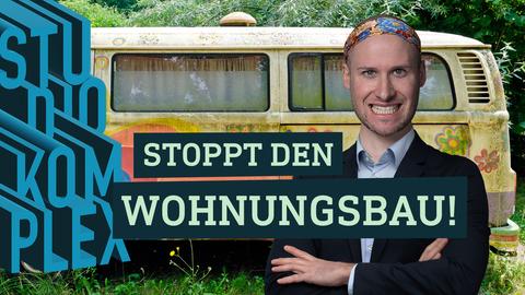 Der Host trägt ein seriös wirkendes Sakko und trägt eine bunte hippihafte Bandana auf dem Kopf. Er blickt mit breitem Grinsen in die Kamera. Im Hintergrund steht ein alter laienhaft bunt bemalter VW-Bus im Grünen