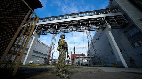 Auf diesem während einer vom russischen Verteidigungsministerium organisierten Reise aufgenommenen Foto, bewacht ein russischer Soldat einen Bereich des Kernkraftwerks Saporischschja in einem Gebiet unter russischer Militärkontrolle im Südosten der Ukraine.