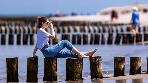 Frau allein am Strand