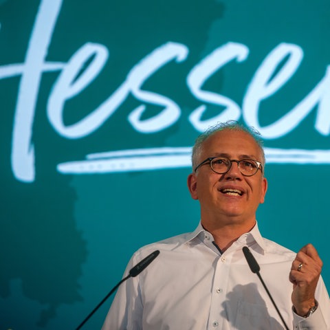 Der Spitzenkandidat der hessischen Grünen für das Amt des Ministerpräsident Tarek Al-Wazir auf dem Landesparteitag in dem Mainarcaden