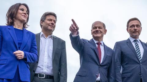 Annalena Baerbock, Robert Habeck, Olaf Scholz, SPD-Kanzlerkandidat und Christian Lindner, bei einer Pressekonferenz, um den gemeinsamen Koalitionsvertrag der Ampel-Parteien für die künftige Bundesregierung vorzustellen.