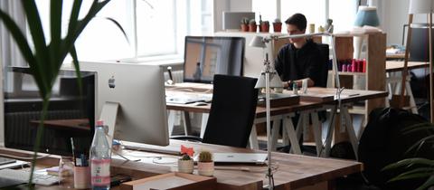 Mann sitzt in einem Büro 