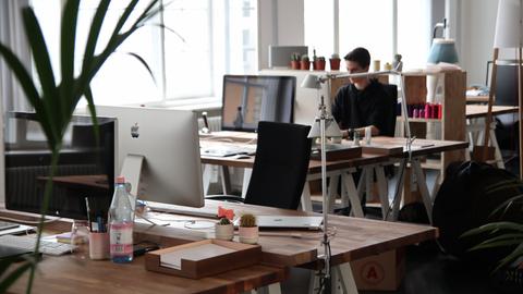 Mann sitzt in einem Büro 